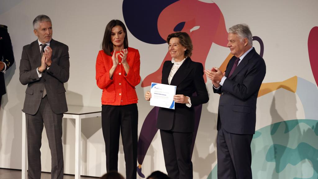 El ministro Fernando Marlaska, la reina Letizia y el presidente de Mutua Madrileña, Ignacio Garralda, durante el acto de entrega de las Ayudas a la Acción Social de la Fundación.