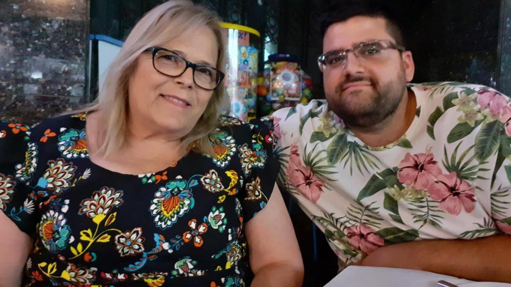 Pepita junto a su difunto hijo David en una imagen cedida por la familia.