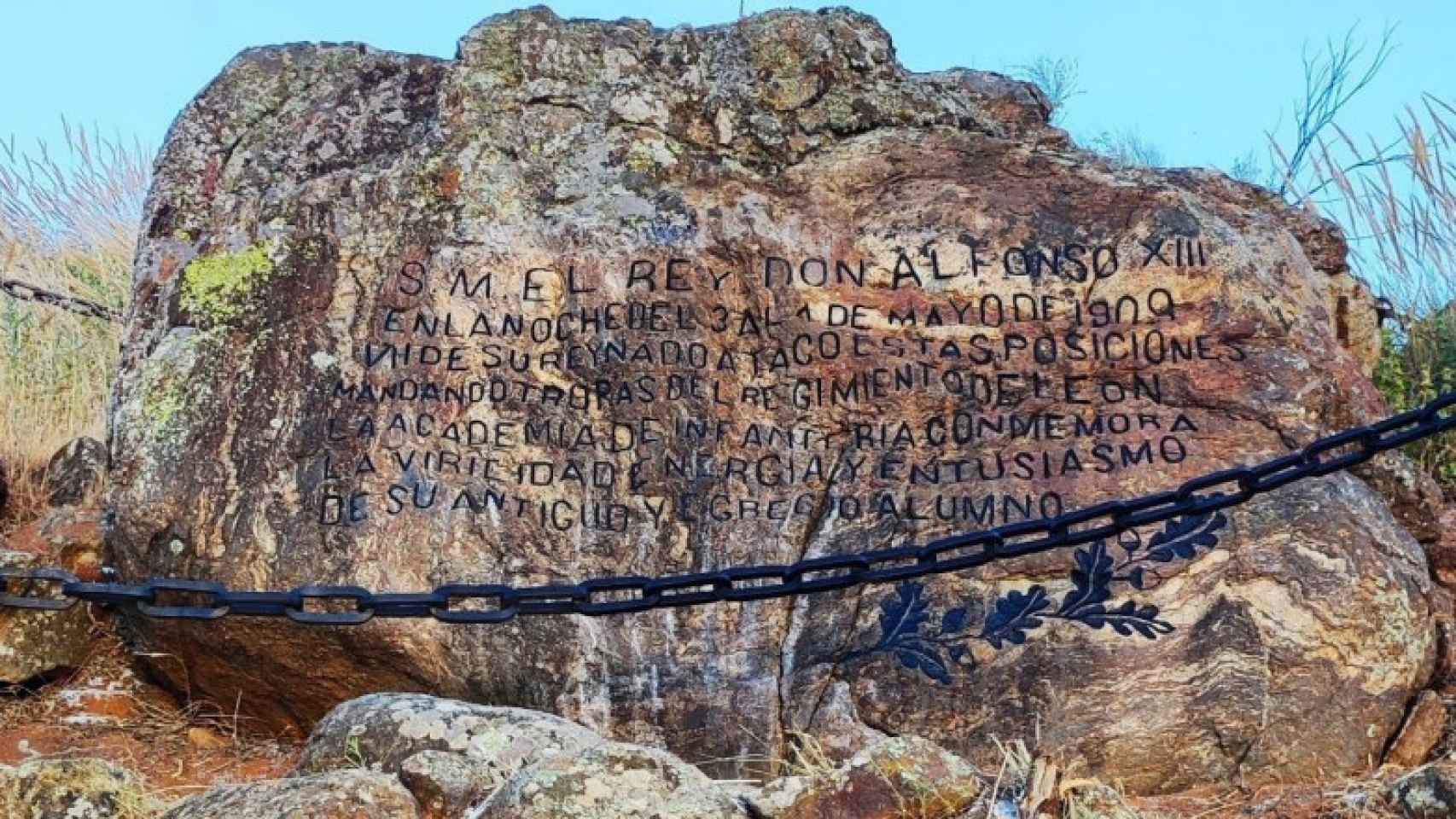 Inscripción en la 'piedra de Alfonso XIII'. Fotografía incluida en el número 85 de 'Memorial de Infantería Española'.