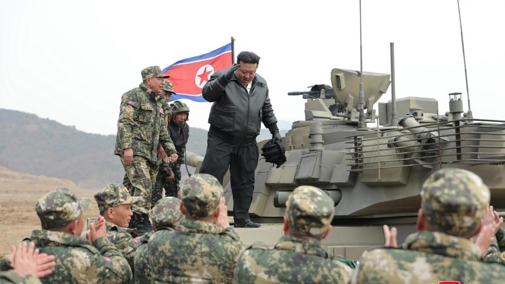 El dictador norcoreano Kim Jong-un, durante unos ejercicios militares.