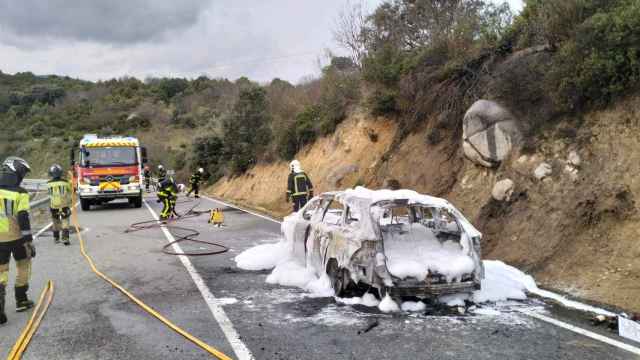 Imagen del vehículo incendiado en el accidente de este domingo en la provincia de Ávila.