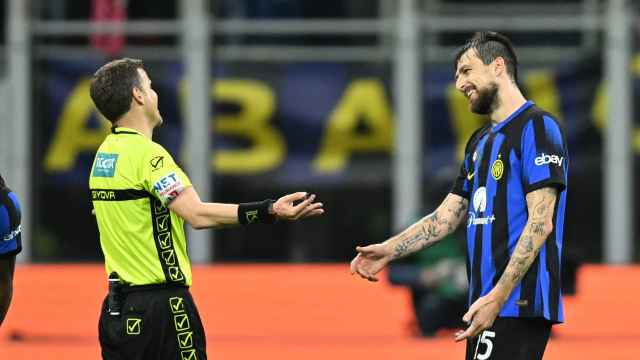 Acerbi dialoga con el árbitro durante el Inter - Nápoles.