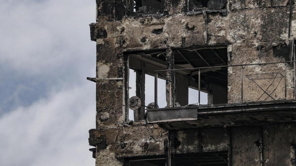 Fachada del edificio de Campanar, calcinada por las llamas.