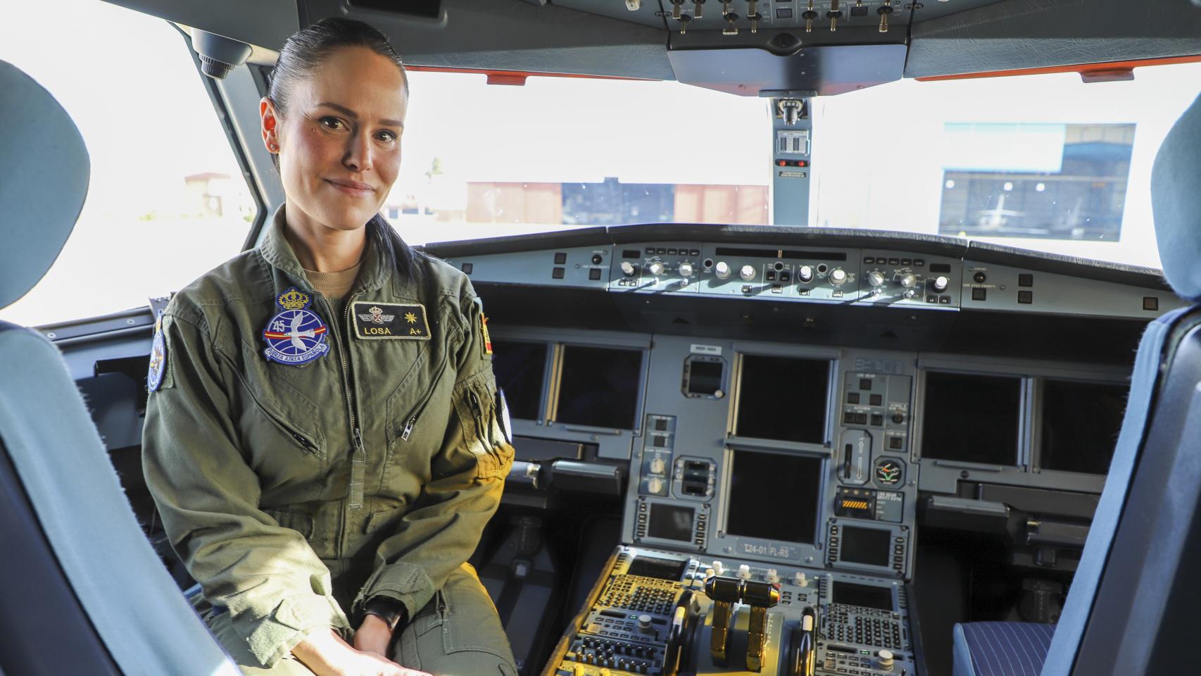 La comandante Lourdes Losa en el interior de su aeronave militar.