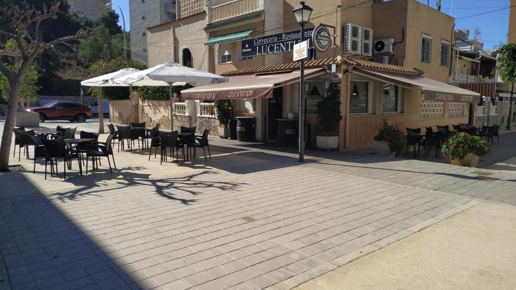 Exterior de la cervecería - restaurante Lucentum en Alicante.