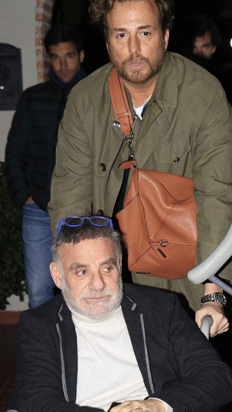 Raúl Prieto y Joaquín Torres a la salida del tanatorio de Joaquina.