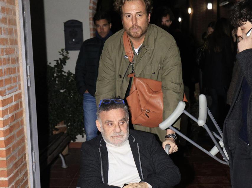 Raúl Prieto y Joaquín Torres a la salida del tanatorio de Joaquina.