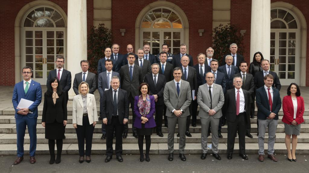 El presidente del Gobierno, Pedro Sánchez, y la ministra de Defensa, Margarita Robles, se reúnen con representantes de la industria de Defensa.