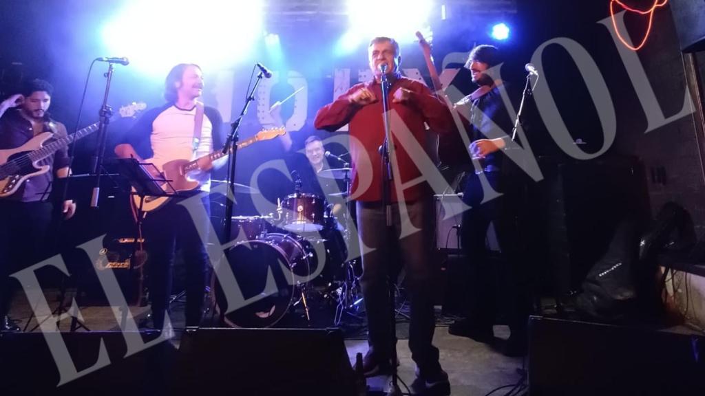 El Gran Wyoming junto a la Moby Dick Club Band entonando 'Johnny B. Goode', de Chuck Berry.