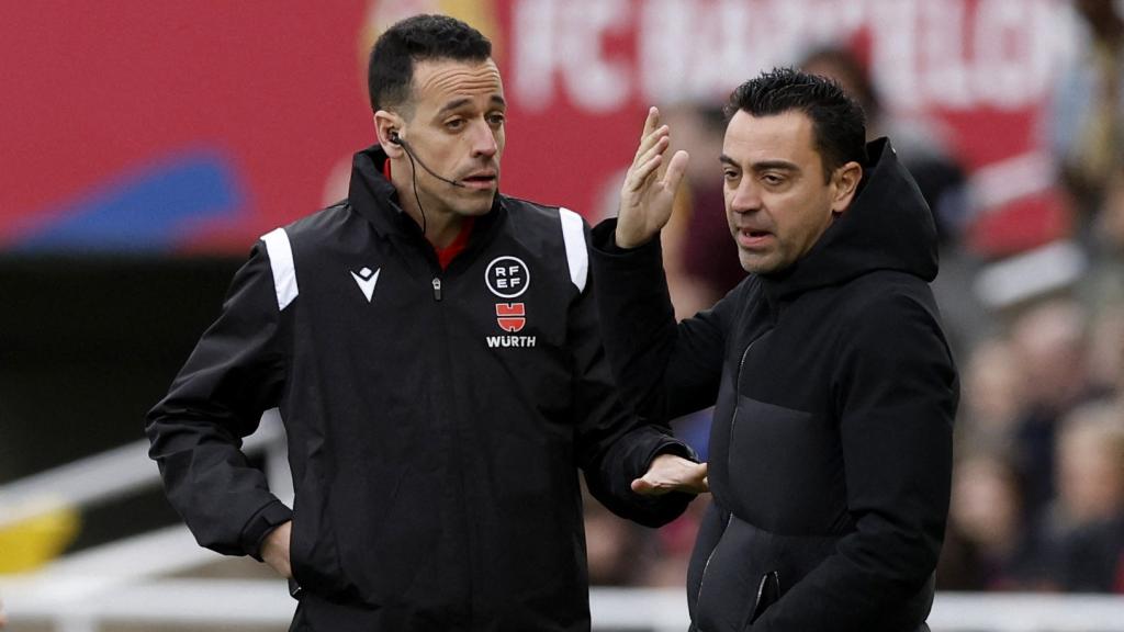 Xavi Hernández realiza un gesto de desprecio a un árbitro.