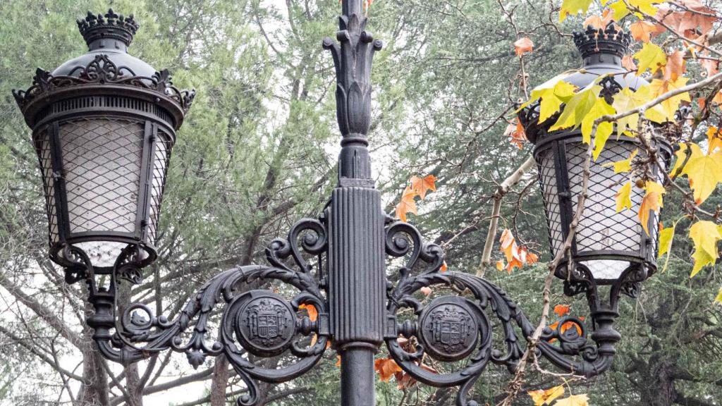 Una de las farolas de El Pardo con simbología franquista.