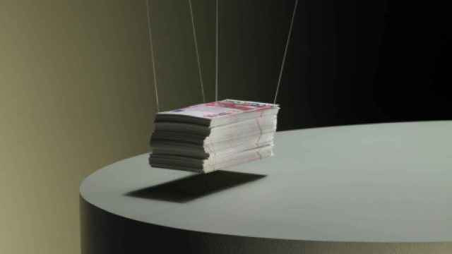 Imagen de archivo de un lote de billetes suspendido en el aire.