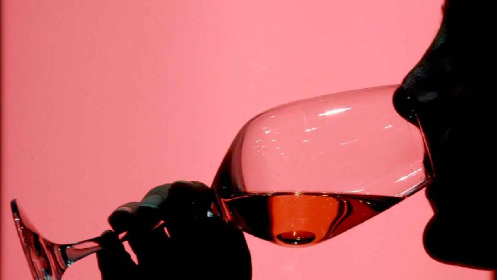Imagen de archivo de una persona tomando una copa de vino.