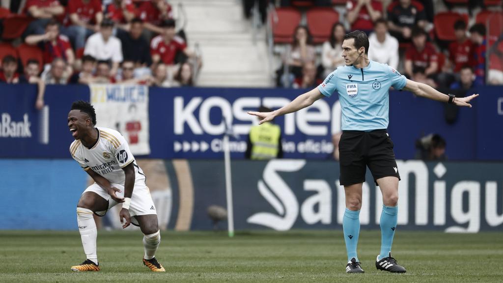 Vinicius, junto a Martínez Munuera.