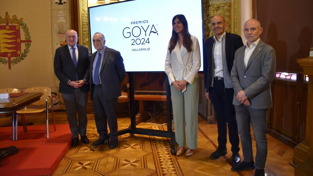 El alcalde de Valladolid, Jesús Julio Carnero; el presidente de la Academia de Cine, Fernando Méndez-Leite; la concejala de Turismo, Eventos y Marca Ciudad, Blanca Jiménez; el vicepresidente de la Academia, Rafael Portela; y el presidente de la Cámara de Comercio de Valladolid, Víctor Caramanzana