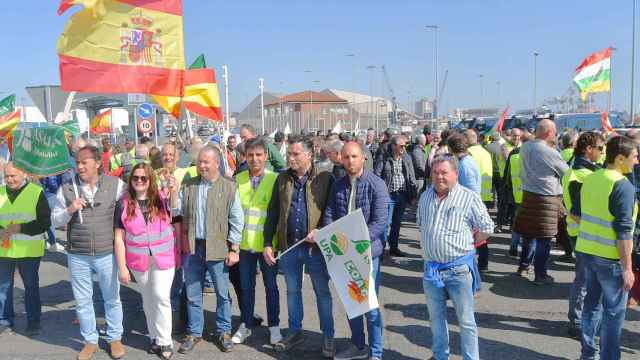 Agricultores de Castilla y León protestan en el puerto de Santander
