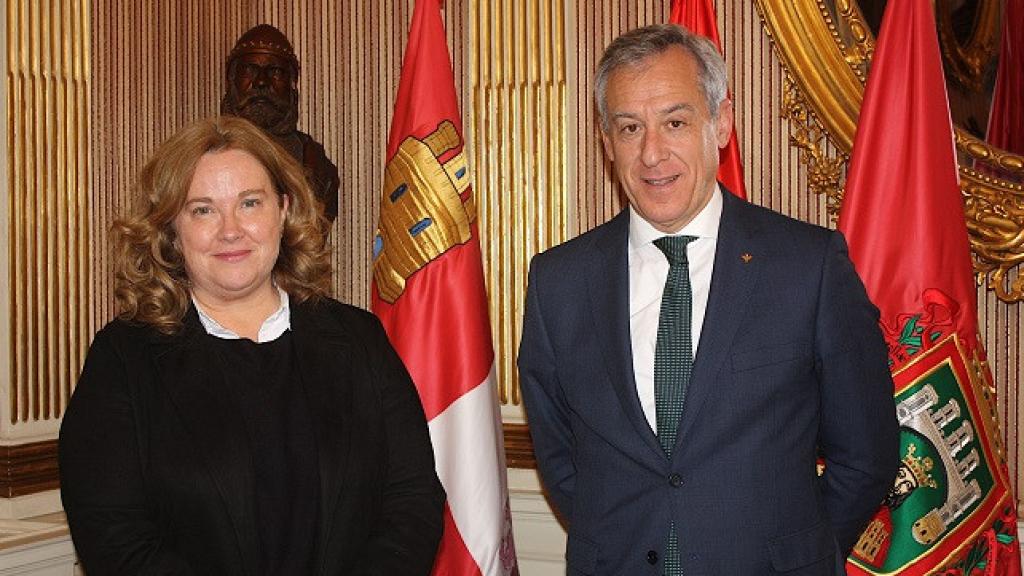 La alcaldesa de Burgos, Cristina Ayala, y el presidente de Eurocaja Rural, Javier López Martín, durante su encuentro.