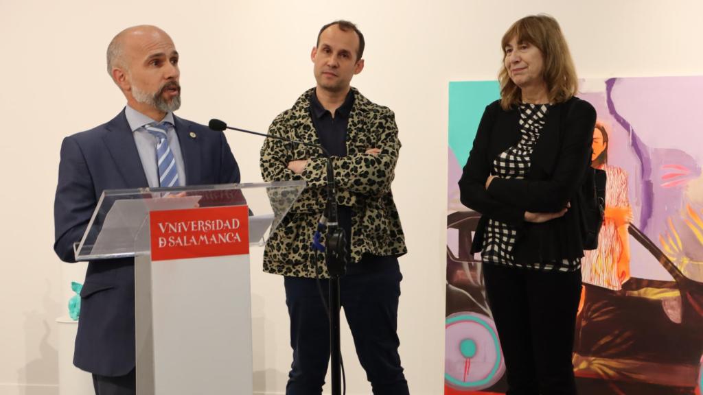 La sala ha sido presentada por Javier González Benito, vicerrector de Economía; María Reina Salas, decana de la Facultad de Bellas Artes; y Diego del Pozo, vicedecano de Infraestructuras y Extensión Cultural