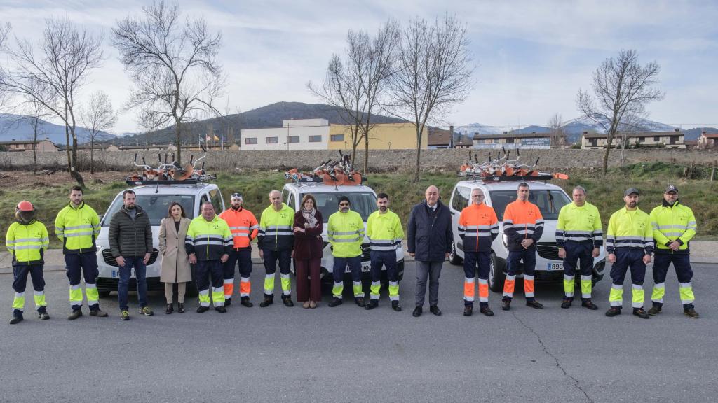 El presidente de la Diputación de Segovia, Miguel Ángel de Vicente; y la diputada de Promoción Provincial y Desarrollo Rural Sostenible, Magdalena Rodríguez, junto a los doce nuevos efectivos de las brigadas forestales de la Diputación