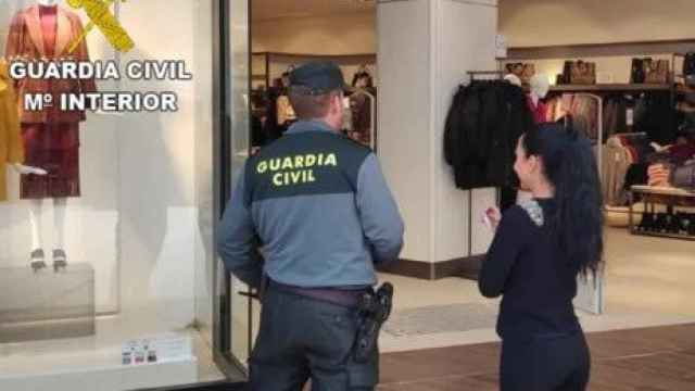 Imagen de archivo facilitada por la Guardia Civil de un agente en el centro comercial de Río Shopping