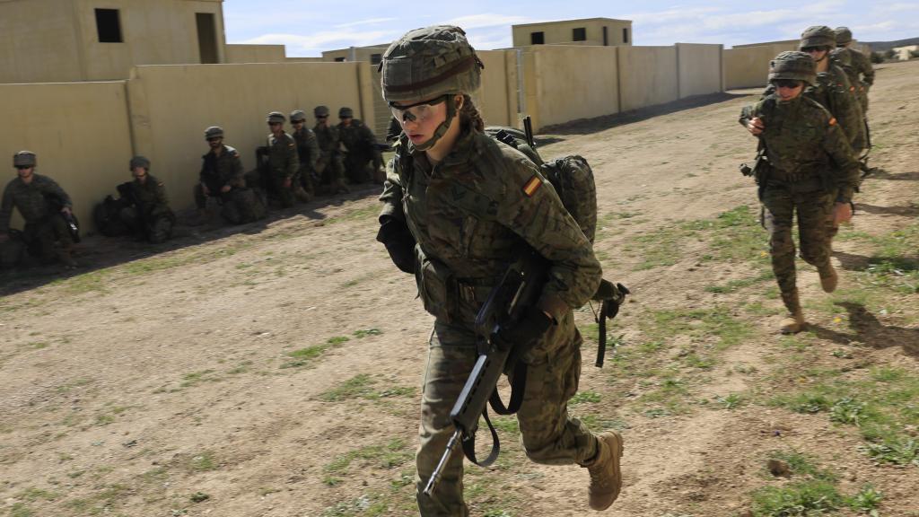 La princesa Leonor durante unos ejercicios militares en Zaragoza.