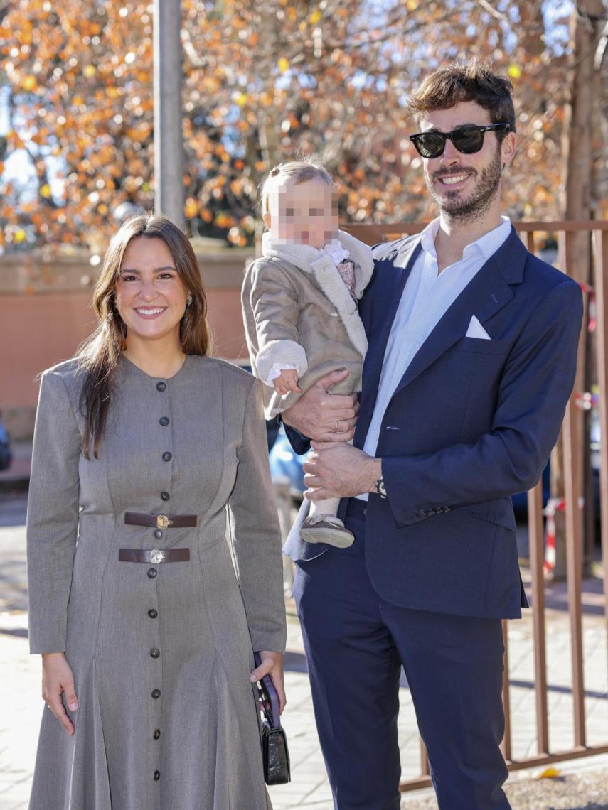Marta Pombo y Luis Zamalloa junto a su hija, Matilda.
