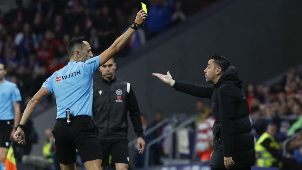 José María Sánchez Martínez saca la tarjeta amarilla a Xavi Hernández