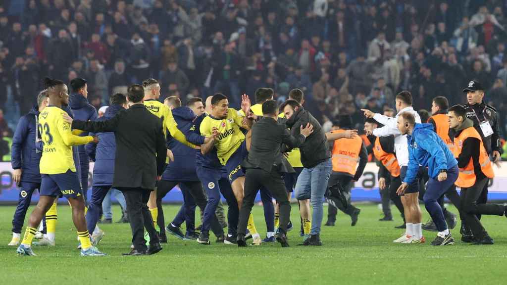 Los futbolistas del Fenerbahçe, agredidos por los radicales del Trabzonspor.