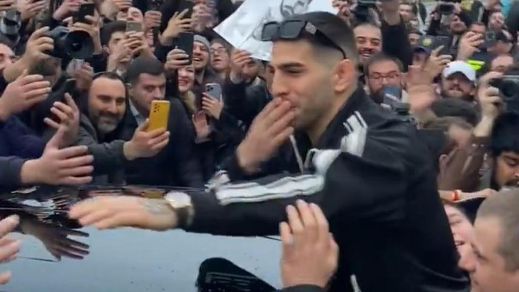 Ilia Topuria, durante su recibimiento en el aeropuerto de Georgia.