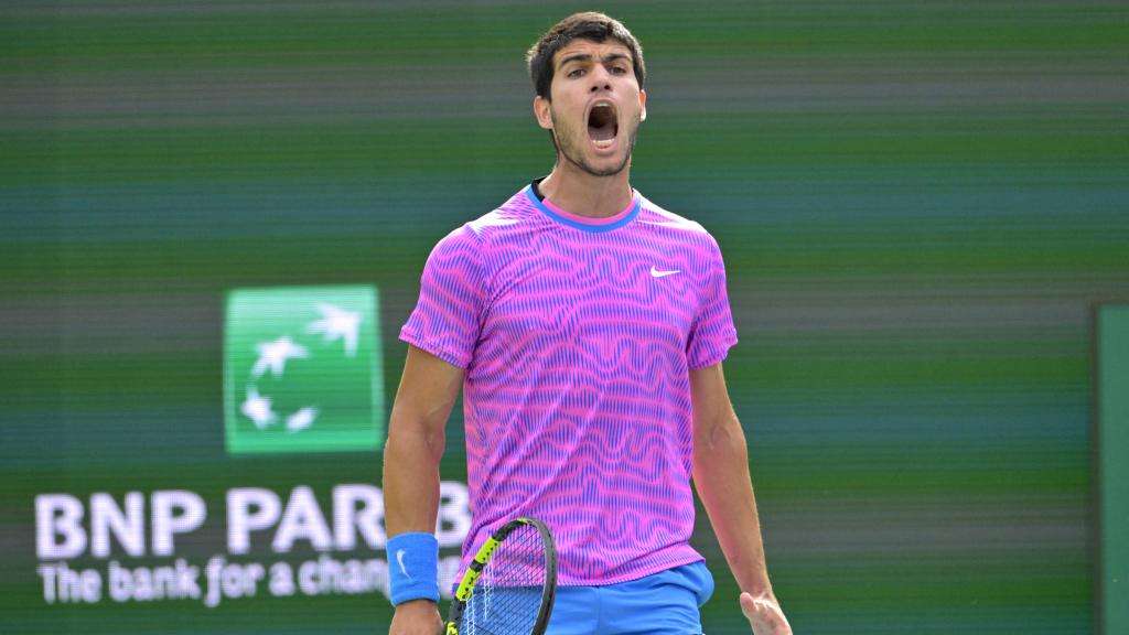 Carlos Alcaraz celebra un punto frente a Daniil Medvedev.