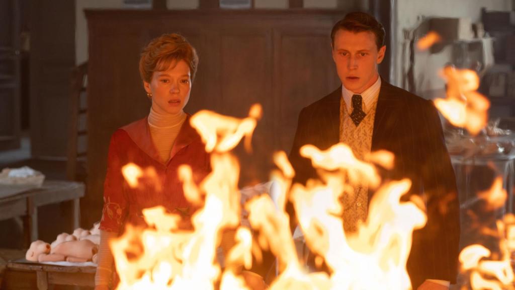 Léa Seydoux y George MacKay en 'The Beast (la bestia)'