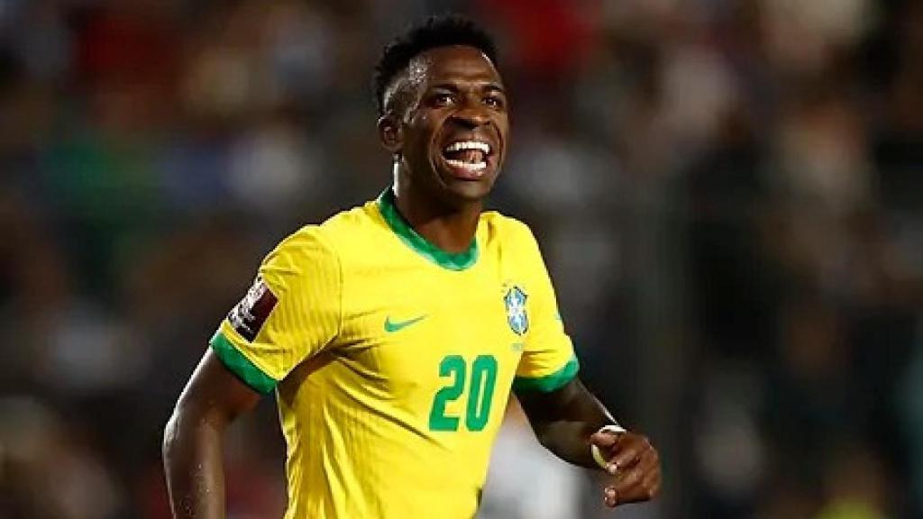Vinicius celebra un gol con Brasil.