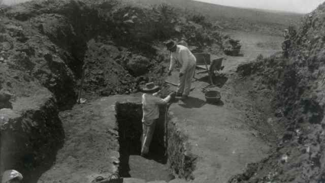 Bonsor excavando en los túmulos de El Acebuchal