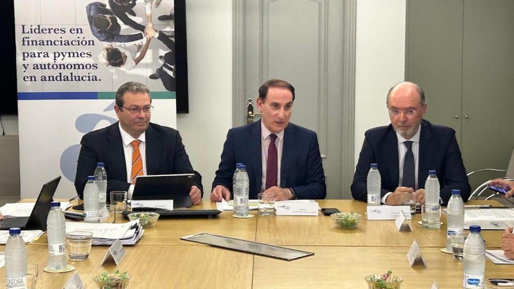 De izquierda a derecha: Antonio Vega, director general de Garántia; Javier González de Lara, presidente de la Confederación de Empresarios de Andalucía y José Manuel Alba, secretario general Economía de la Consejería de Economía, Hacienda y Fondos Europeos, de la Junta de Andalucía.