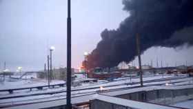 Una refinería de Rusia es atacada por drones ucranianos.