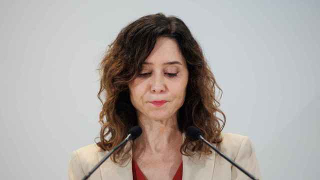 La presidenta de la Comunidad de Madrid, Isabel Díaz Ayuso, interviene durante su visita a las instalaciones de Finanzauto,
