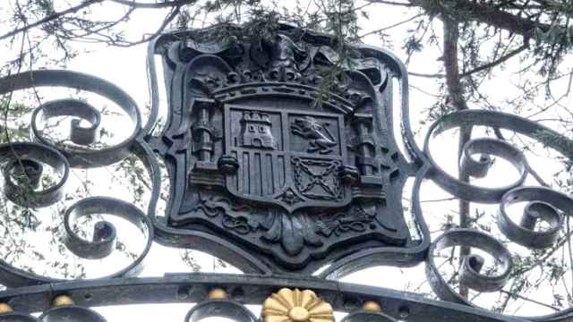Un escudo franquistas del Palacio del Pardo.