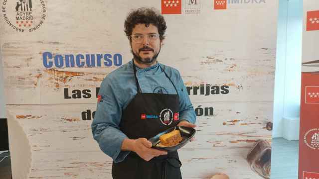 Iván Plademunt muestra su torrija ganadora en El Restaurante Imaginario en el Concurso de Acyre.