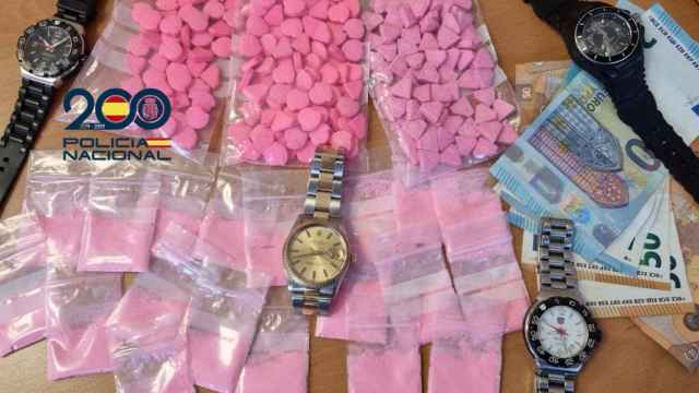 Relojes, cocaína rosa y dinero incautado a la banda criminal.