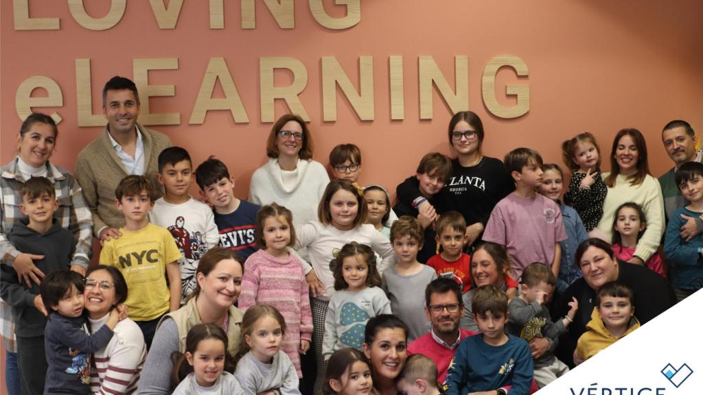 Foto de familia del campamento de Grupo Vértice.