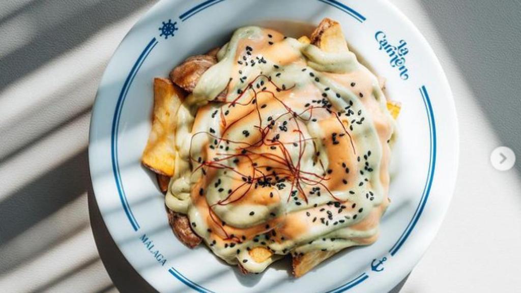 Las mejores patatas bravas de Málaga se sirven en un restaurante al lado de la playa.