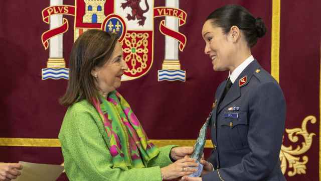 La comandante Lourdes Losa el galardón de manos de Margarita Robles.