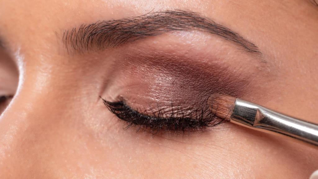 El sencillo truco de las sombras para rejuvenecer la mirada en segundos: arrasa en España