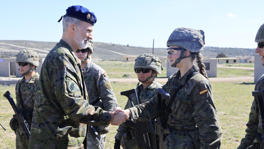 Felipe VI y la Princesa de Asturias dándose la mano en una maniobra,