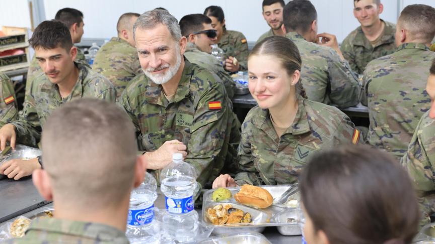 Los dos integrantes de la Casa Real en el comedor hablando con los compañeros de Leonor.