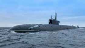 Submarino clase Borei navegando en el mar