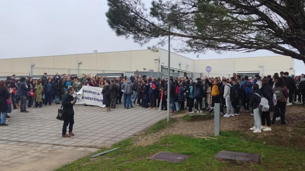 Protesta de familias, alumnos y profesores en el IES O Milladoiro de Ames (A Coruña)