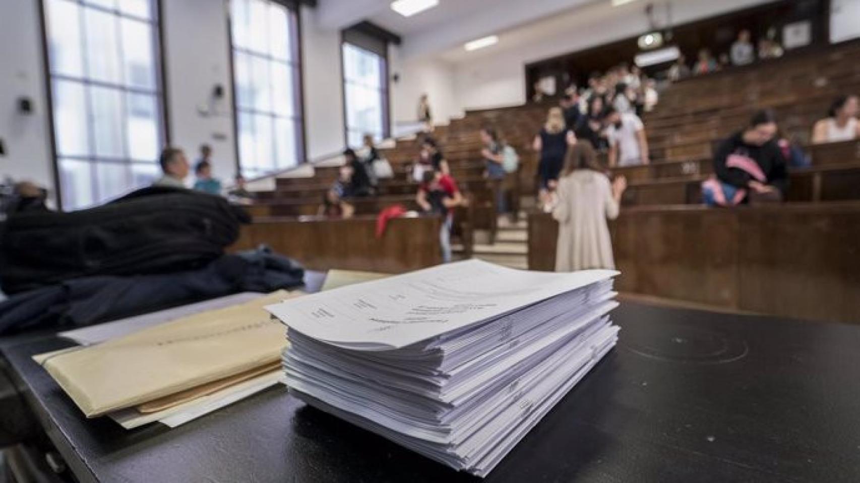 Varios estudiantes, antes de realizar la EBAU de 2023.