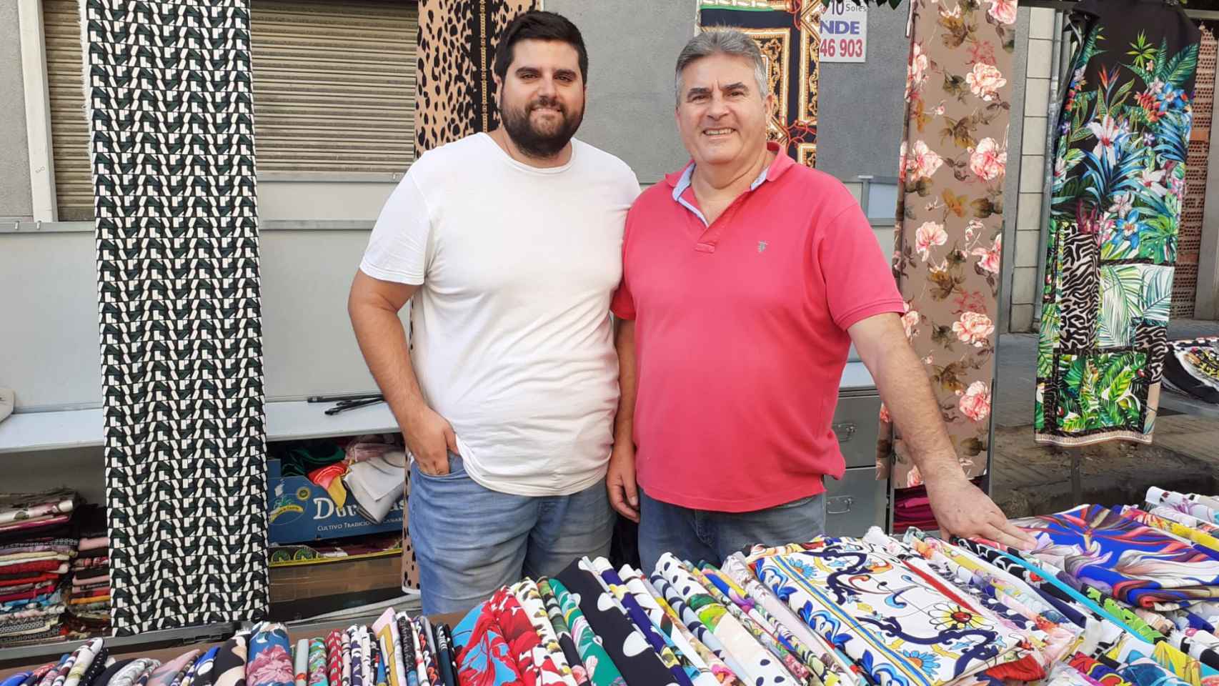 Paco junto a su difunto hijo David en el puesto de venta de telas que tenía en el mercado.