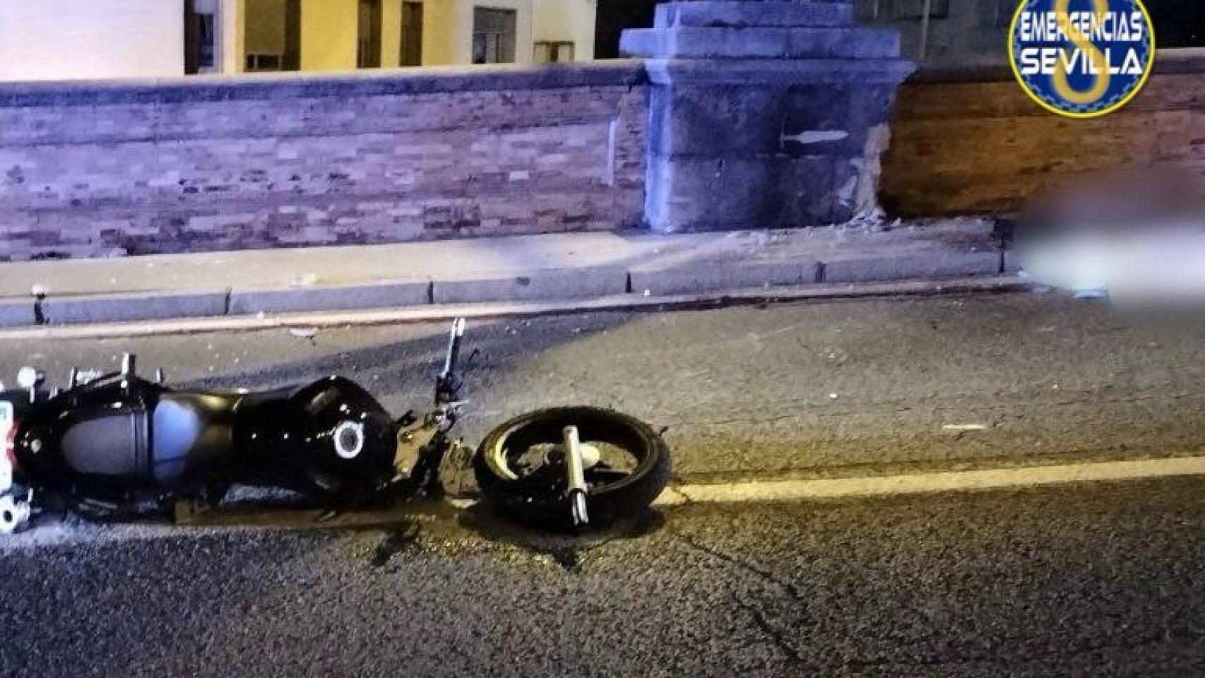 Imagen de la moto siniestrada en el Puente de San Bernardo